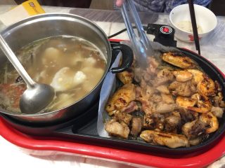 冬日的韩国烧烤
,通电，烤盘刷上油，加入各种食材，开吃。