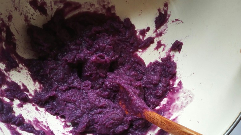 玫瑰花馒头,紫薯压成泥（一边压一边加入一点点清水，因为紫薯比较干，南瓜就不用加水啦）。