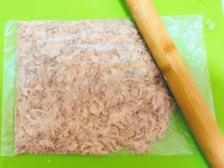 辅食-零添加牛肉肉松,将撕好的牛肉丝装进保鲜袋中，用擀面杖来回赶压，反复几次就可以了。