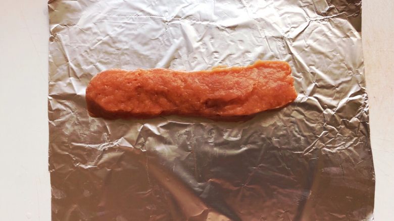 猪肉山药肠,没有模具也可以用锡纸来做，在锡纸上挤出一根香肠的形状