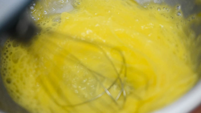 虾皮脆饼,用电动打蛋器打发，一定要尽量多打，颜色变浅。手动打蛋器会很累，电动打蛋器几十秒就够了。