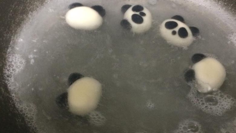 🐼熊猫汤圆,水煮到浮起捞起。