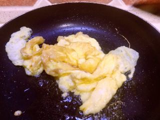 虾仁什锦蛋炒饭,没有看到蛋液了，鸡蛋已成金黄色就炒好了的这时间鸡蛋放锅里一边