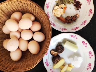 百变鸡蛋
 �乡巴佬卤鸡蛋,材料比较多，用量就分别是盘子里这些。
鸡蛋洗净外壳，干香菇泡发，陈皮洗净