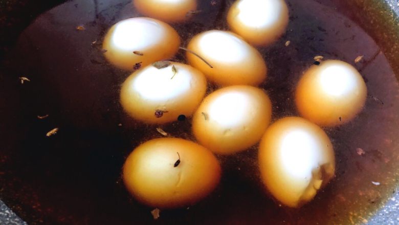 百变鸡蛋
 �乡巴佬卤鸡蛋,放入剥好壳的鸡蛋