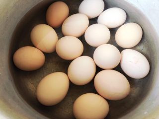 百变鸡蛋
 �乡巴佬卤鸡蛋,冷水入锅，放入鸡蛋煮7分钟。