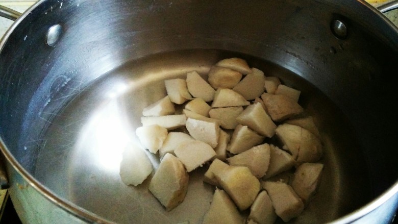 芋头豆沙小圆子,锅中加纯净水，冷水放芋头