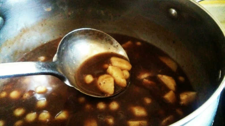 芋头豆沙小圆子,收汁，检测糖水时候可以挂浆变得粘稠