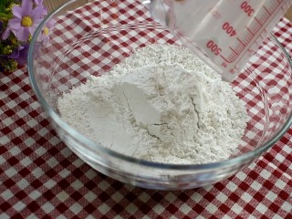 北京+油炸糕,将糯米粉倒入大点的容器中