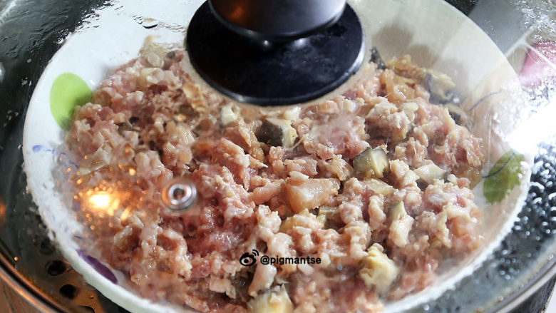 银鱼鸡粒蒸肉饼,猛火加热蒸锅至水沸，放入肉饼，中火蒸10分钟
