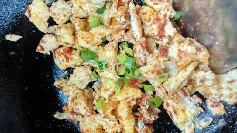 海蟹酱炒鸡蛋,撒上葱花，即可出锅。