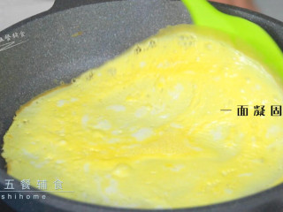 杂蔬米饭蛋卷,倒入锅中中火摊成鸡蛋饼，一面凝固翻面另一面烙几秒盛出来。
>>如果感觉自己摊的蛋皮容易破，添加2克生粉和蛋液一起打匀，这样煎出来的蛋皮不容易破。