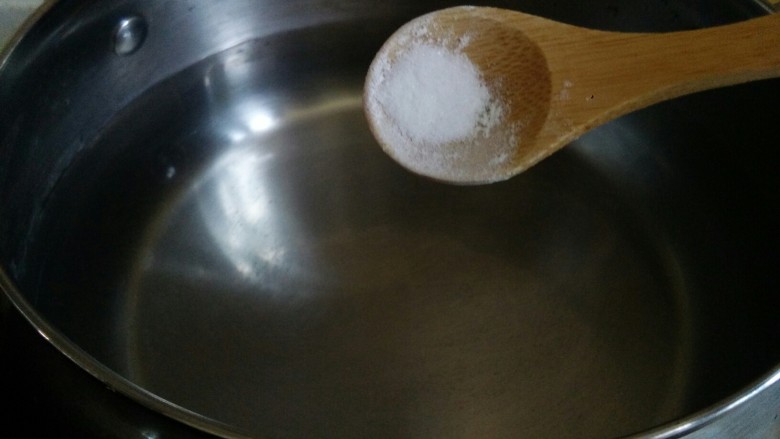 咸蛋黄青菜意面,首先烧开一锅水，在水里加点盐和油
