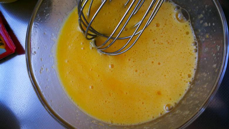 贝壳蛋糕—4色玛德琳,滴入几滴柠檬汁，搅拌好。