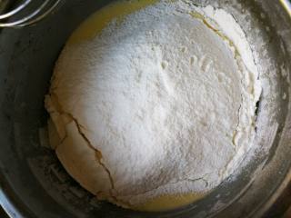贝壳蛋糕—4色玛德琳, 筛入泡打粉和低筋粉，划Z字形搅拌均匀无颗粒