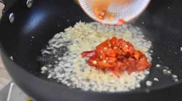 60秒让你做出嫩如豆腐的腰花，绝无要腰臊味，新手也能变大厨！,热锅冷油，倒入泡姜、泡蒜、泡椒，炒香备用