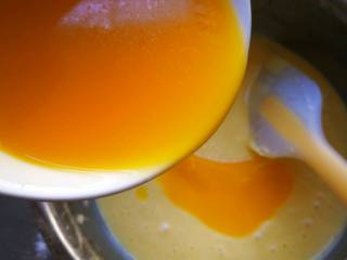 贝壳蛋糕—4色玛德琳,分3次加入融化好的黄油，用切拌的方法拌匀再加下一次黄油。