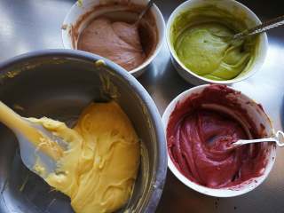 贝壳蛋糕—4色玛德琳,留一份原色，另外3份分别加入可可粉、青汁粉、和红曲米粉拌匀。