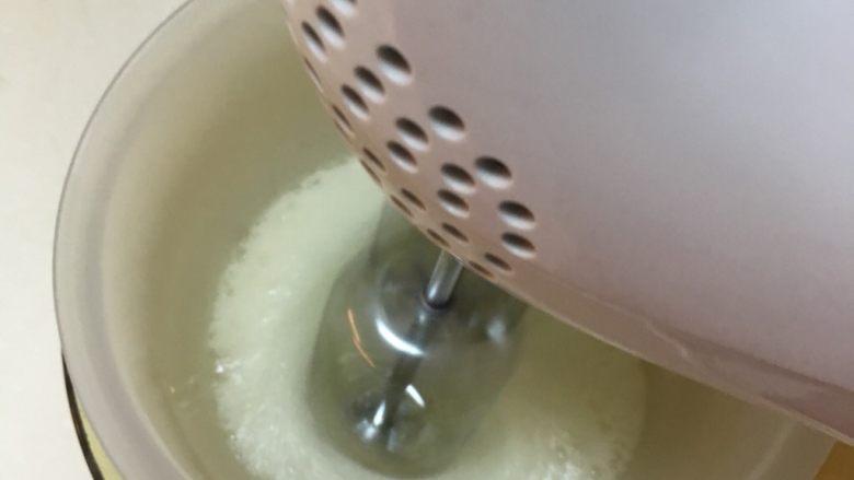 意式蛋白糖,我的蛋清是冷藏的，所以我隔热水打发，这样防止一会糖稀到进来瞬间就凝固了