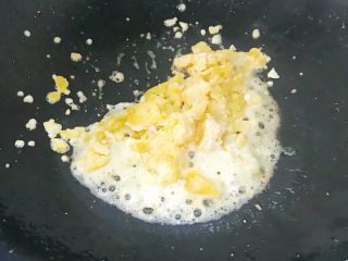 咸蛋苏东,锅里热油转小火  下蛋黄炒出大气泡