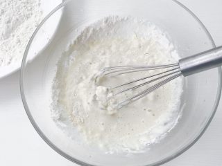 咸蛋苏东,一部分面包粉加入100ml的清水