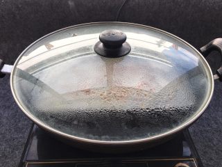 蒸肠粉,盖上锅盖，大火蒸上1～2分钟左右，米浆泡起来就熟了。