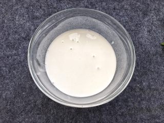 蒸肠粉,米粉中倒入适量清水搅拌成米浆，（米粉与水的比例100:250，即100克米粉兑上250水）