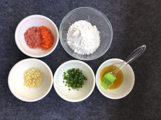 蒸肠粉,准备食材：肠粉专用米粉60克、植物油20克、肉末10克、胡萝卜末10克、葱1根切成小段，大蒜2瓣剁碎。
