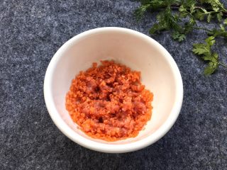 蒸肠粉,肉末和胡萝卜末添加半勺料酒、少许盐搅拌均匀腌制几分钟。
