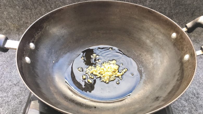 蒸肠粉,首先我们要把吃肠粉的酱汁准备好，锅中倒入少量油（玉米油、菜籽油都可以）下蒜蓉慢慢炒出香味。