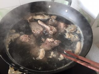 羊蝎子红汤面,羊蝎子凉水下锅，大火煮开多煮一会，把浮末撇干净，留汤备用。