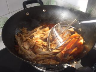 羊蝎子红汤面,这时候拿剩余的汤煮菜了，大火煮10分钟，煮到软的菜叶。