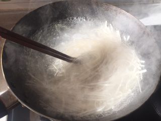 羊蝎子红汤面,等到50分钟后，开始煮面了，记得用筷子搅拌，不要粘锅啦。