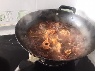羊蝎子红汤面,加入原汤，煮开后小火煮50分钟