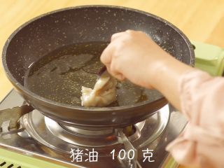 蟹黄小笼汤包,锅中放入豆油，然后加入猪油，煮开