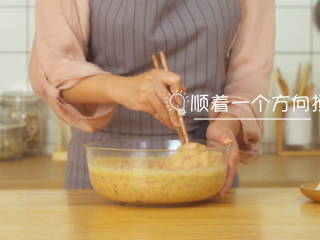 蟹黄小笼汤包,用筷子顺着一个方向搅拌馅料