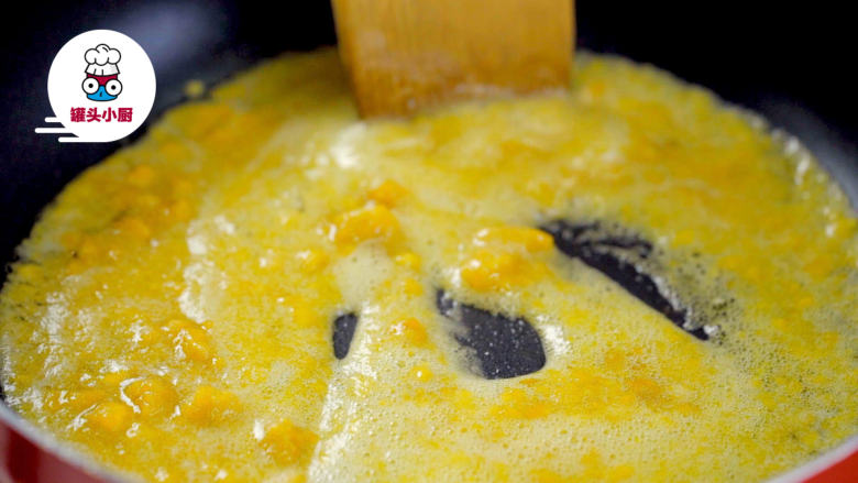 薯条加了蛋黄，比沾番茄酱好吃100倍！,咸蛋黄2个捣碎，炒锅倒少许油，放入蛋黄碎，小火炒至泛白起泡