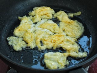 火腿蛋炒饭,锅中放适量油烧热后，倒入蛋液炒熟后捣碎盛出