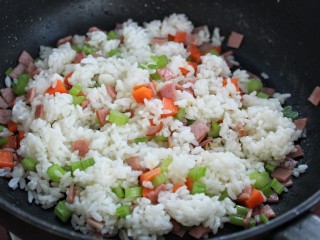 火腿蛋炒饭,紧接着倒入米饭一起翻炒均匀