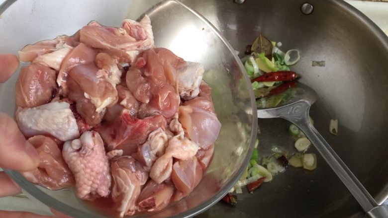 吃鸡＋香菇栗子烧鸡腿,避去血水调料汁加入鸡肉翻炒