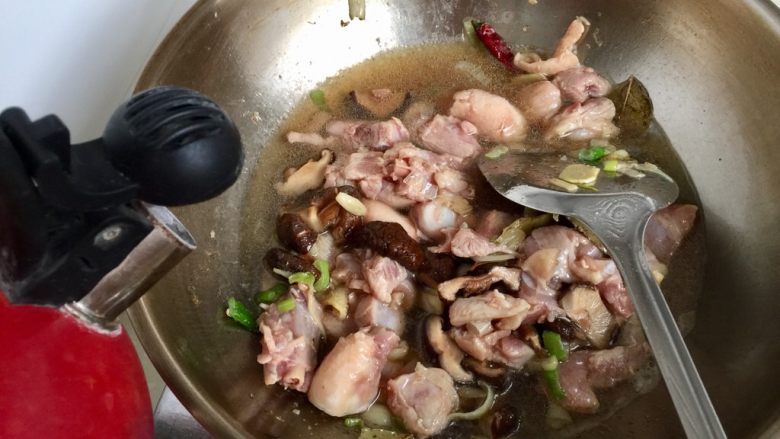 吃鸡＋香菇栗子烧鸡腿,加入适量热水没过食材