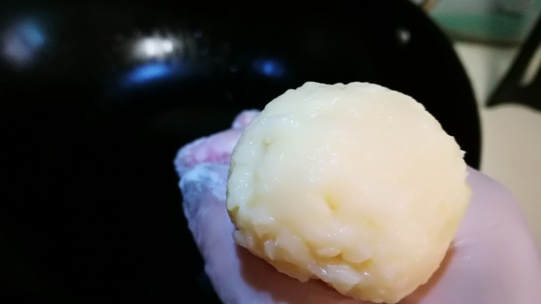 北京乡味＋奶油炸糕,锅中倒油 油热  用虎口挤出丸子形状的面团放入油中