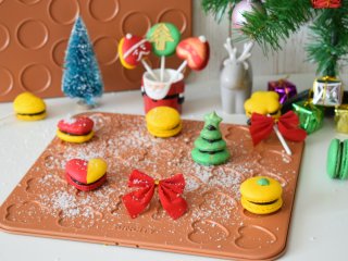 马卡龙棒棒糖（法式）,圣诞节快到了，给孩子做这样一款马卡龙，相信孩子一定会很喜欢。