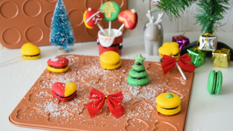马卡龙棒棒糖（法式）,圣诞节快到了，给孩子做这样一款马卡龙，相信孩子一定会很喜欢。
