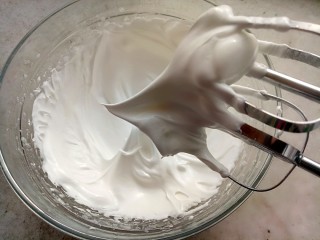 马卡龙棒棒糖（法式）,蛋清加入蛋白粉混合后分三次加入砂糖打发至硬性。
