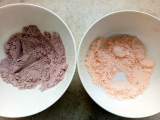 马卡龙棒棒糖（法式）,糖粉和杏仁粉混合均匀并过筛，平均分成三份。每份分别加入喜欢的色粉混合均匀（因为要做圣诞系列马卡龙，所以选择了红、黄、绿这三种色粉）。
