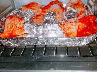 吃鸡＋新奥尔良烤鸡腿,放进预热180度的烤箱烤一个小时