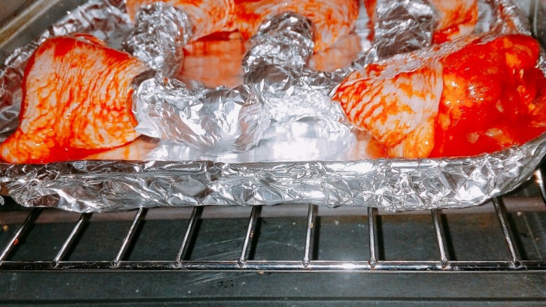 吃鸡＋新奥尔良烤鸡腿,放进预热180度的烤箱烤一个小时