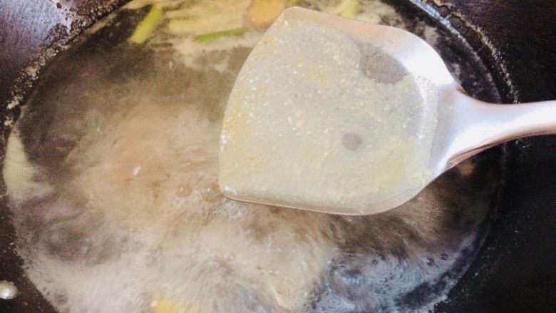 暖心💖萝卜排骨海带汤,烧开后撇去浮沫。