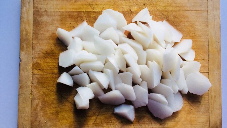 暖心💖萝卜排骨海带汤,切成滚刀块。